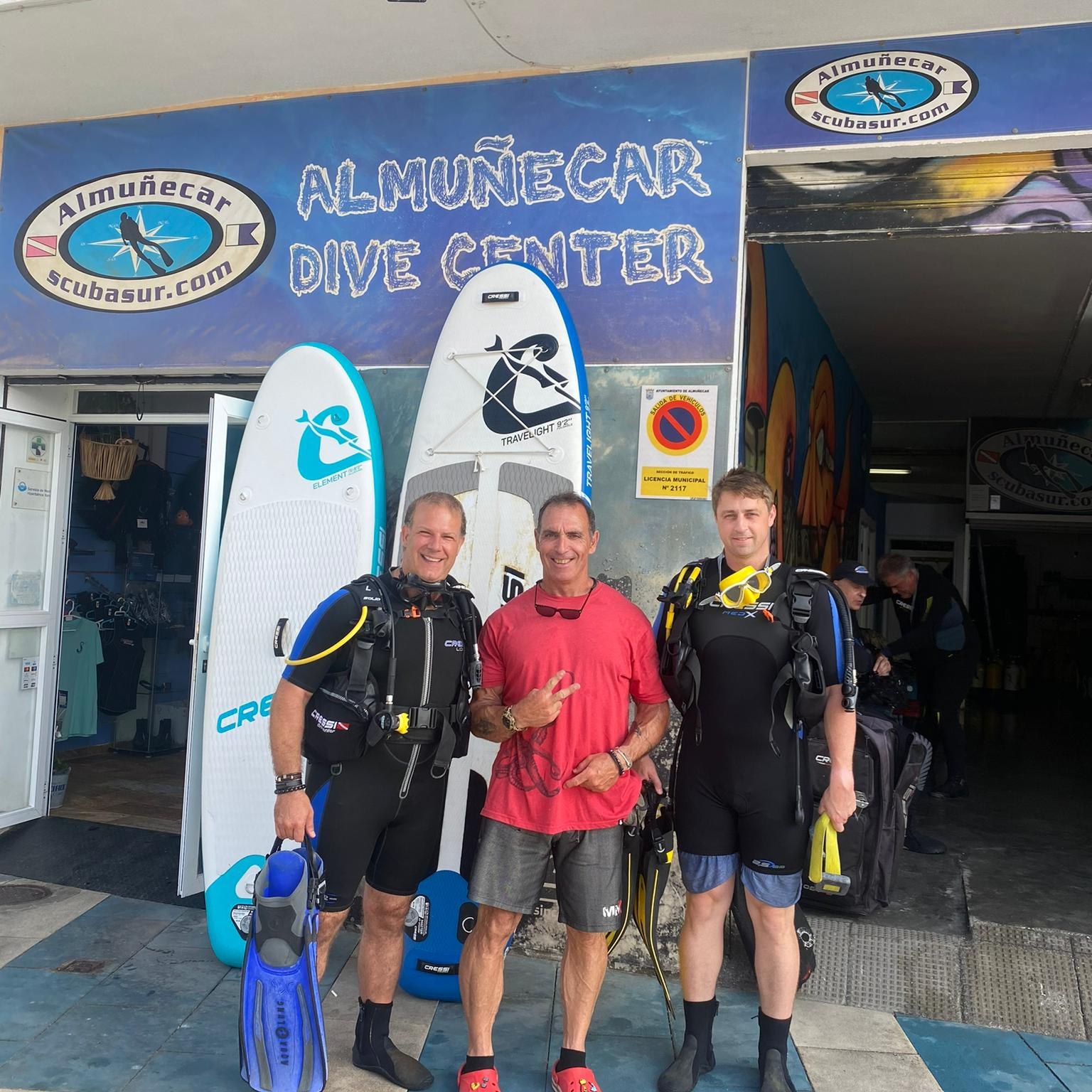 Equipo de instructores de buceo en La Herradura